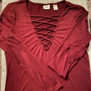 Buckle Daytrip maroon crisscross front M